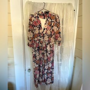 Vintage S.L. Fashion
Floral dress with shoulder pads